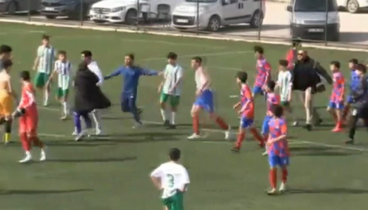 Afyonkarahisar’da oynanan U14 yarı final müsabakasında bitiş düdüğünün çalmasıyla iki