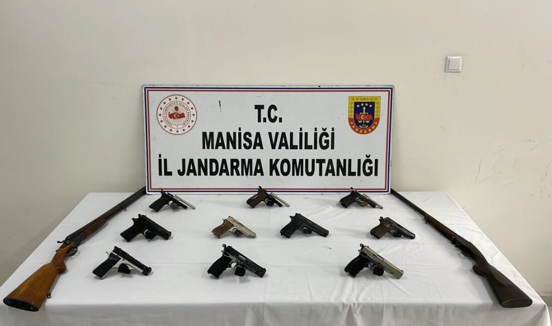 Manisa’nın Yunus emre ve Akhisar ilçelerinde düzenlenen ruhsatsız silah operasyonunda