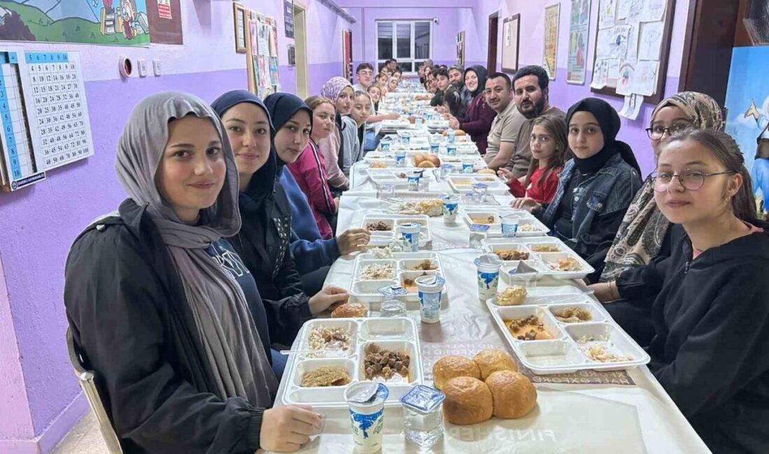 Mezun öğrencilerin katılımıyla iftar yapıldı Afyonkarahisar’ın Sandıklı ilçesine bağlı Kızık köyündeki Mehmet Yaşar Ortaokulu yönetimi