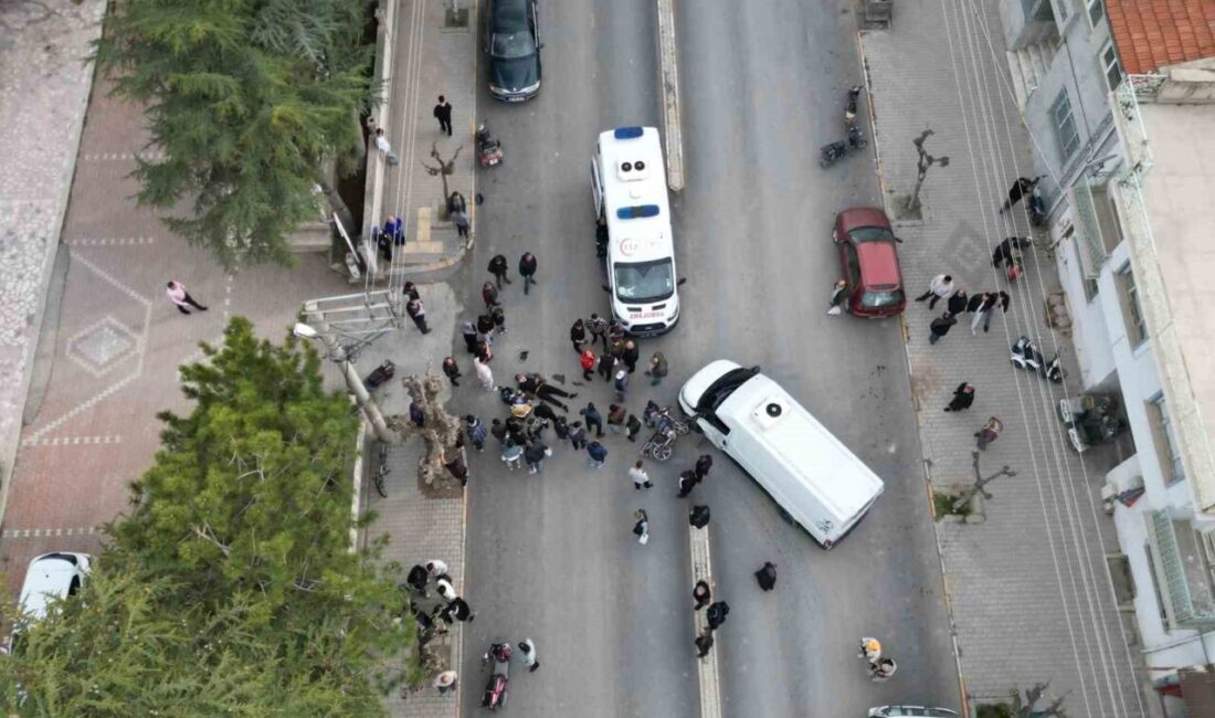 Afyonkarahisar’da minibüs ile çarpışan motosiklette 2 kişi yaralandı.
