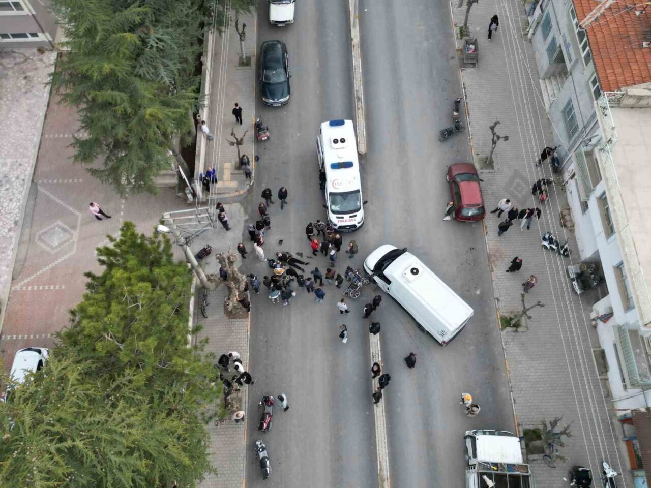 Afyonkarahisar’da minibüs ile çarpışan motosiklette 2 kişi yaralandı.

