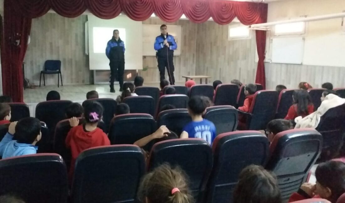Miniklere kişisel güvenlik kuralları anlatıldı Afyonkarahisar İl Emniyet Müdürlüğü görevlileri tarafından ilkokul öğrencilerine meslek tanıtımı