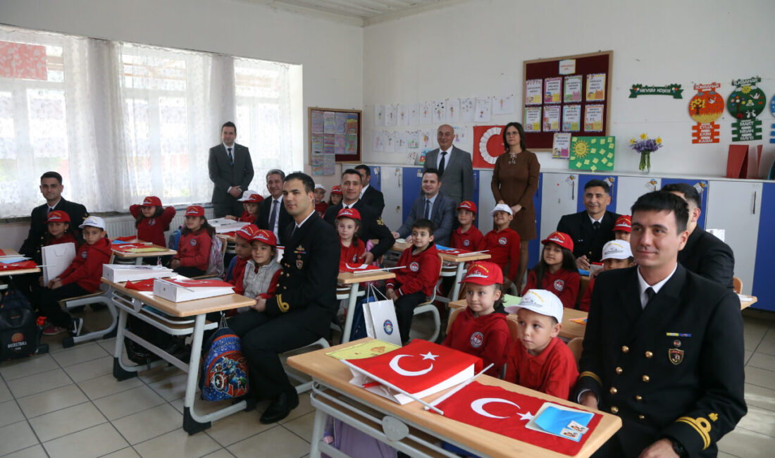 Muğla'da okuma yazmayı yeni öğrenen ilkokul 1. sınıf öğrencileri, "İlk