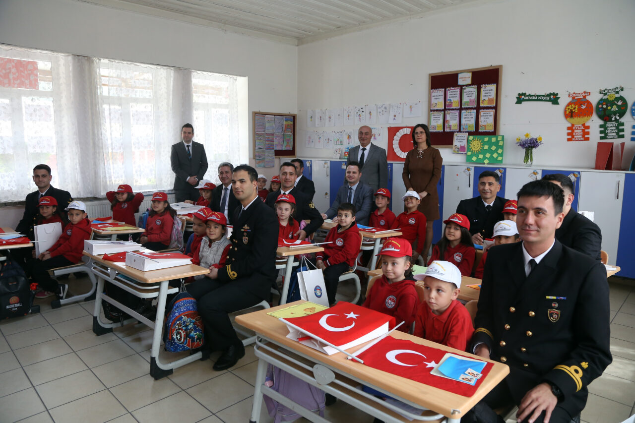 Muğla'da okuma yazmayı yeni öğrenen ilkokul 1. sınıf öğrencileri, "İlk