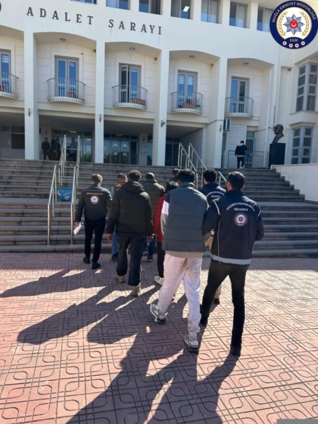 Muğla'nın Bodrum ilçesinde düzenlenen operasyonda gözaltına alınan 3 göçmen kaçakçısı