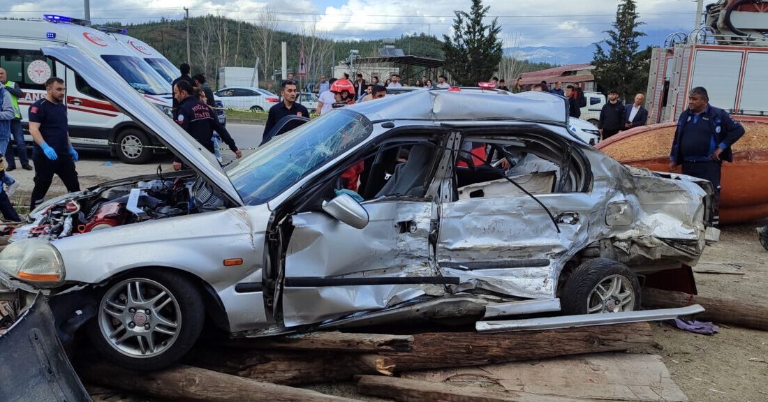 Muğla'nın Seydikemer ilçesinde iki otomobilin çarpışması sonucu 4 kişi öldü,