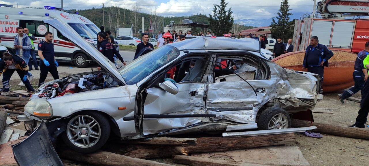 Muğla'nın Seydikemer ilçesinde iki otomobilin çarpışması sonucu 4 kişi öldü,
