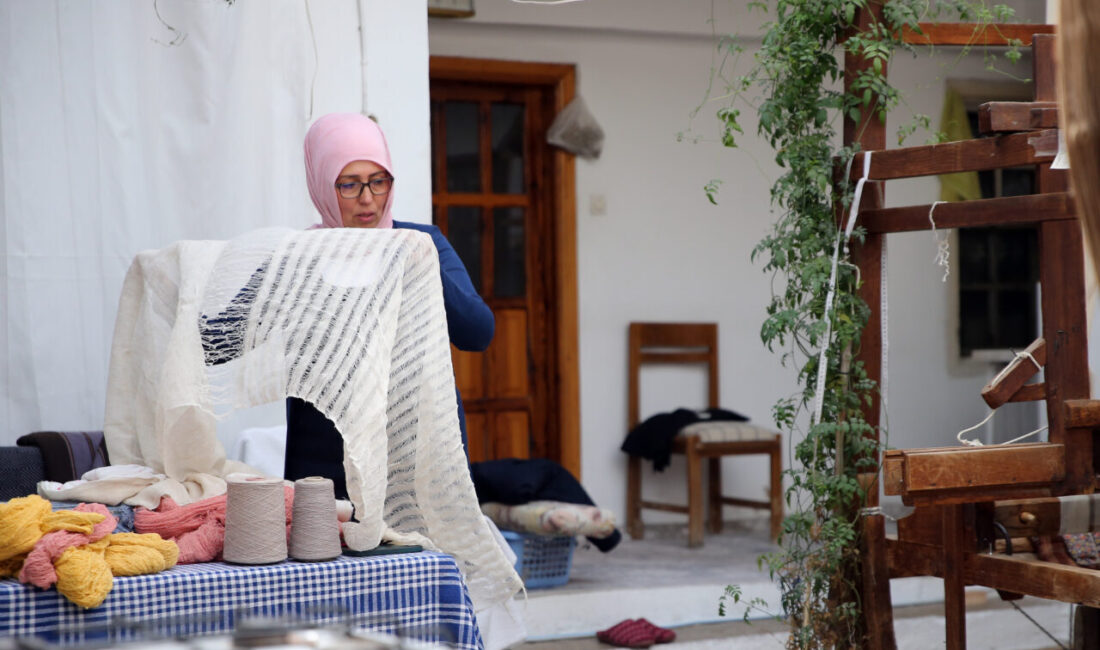 Muğla'nın Menteşe ilçesinin Yeşilyurt Mahallesi'nde, 7 kuşaktır ailesinin sürdürdüğü ipek