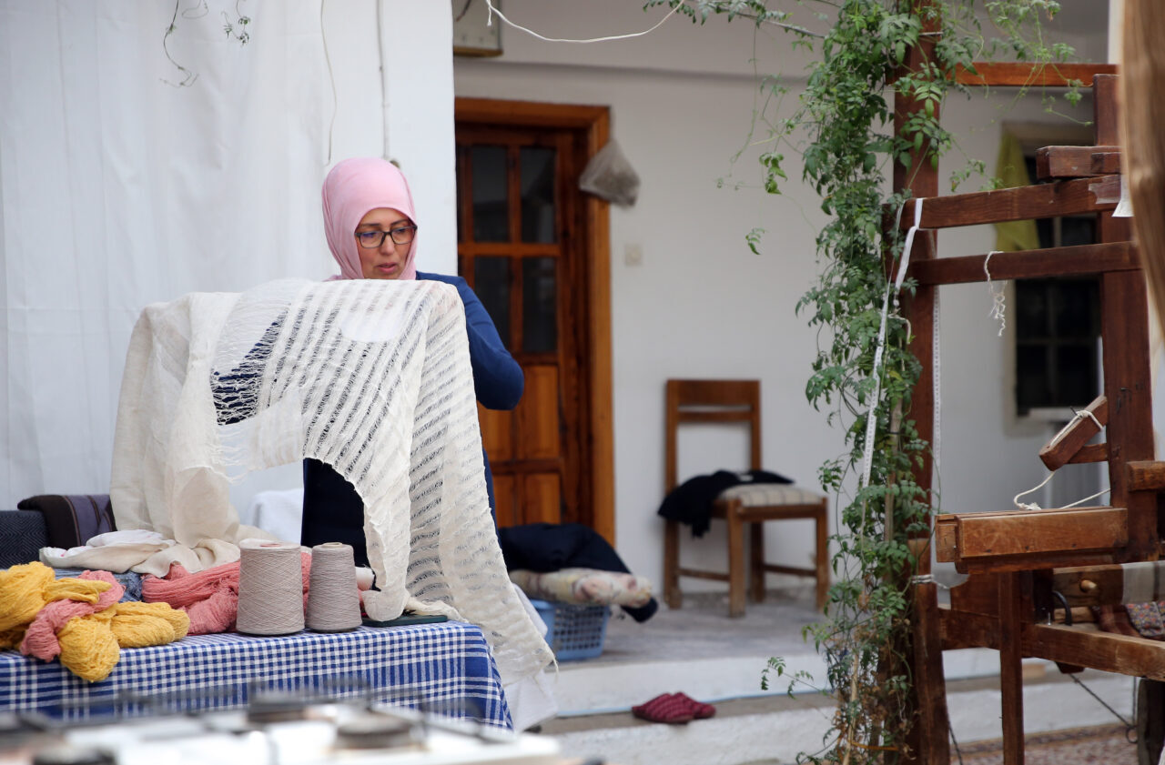 Muğla'nın Menteşe ilçesinin Yeşilyurt Mahallesi'nde, 7 kuşaktır ailesinin sürdürdüğü ipek