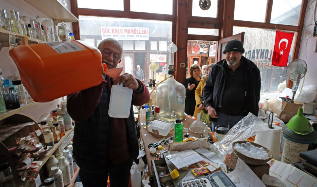 Muğla'da "Kolonyacı Ahmet" olarak tanınan 63 yaşındaki Ahmet Gümüşbulut, 47