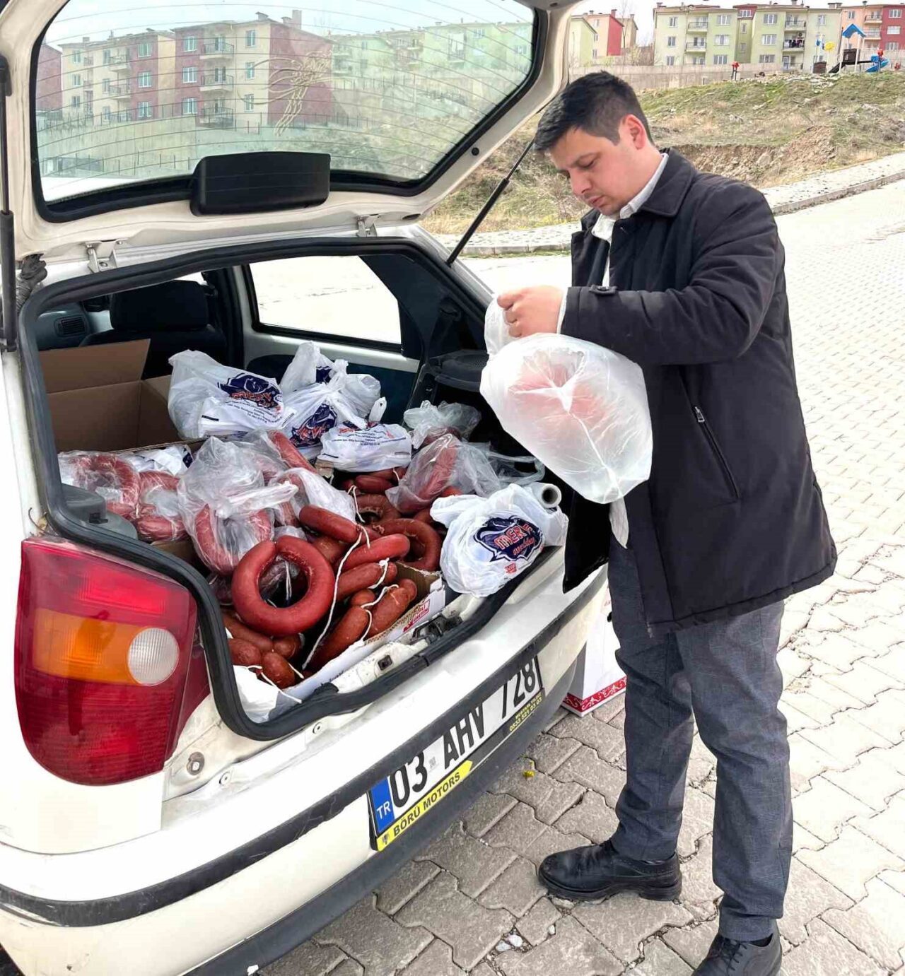 Afyonkarahisar Dörtyol Mahallesi Muhtarı Mustafa Akyıldız’ın koordinesinde ihtiyaç sahibi mahalle