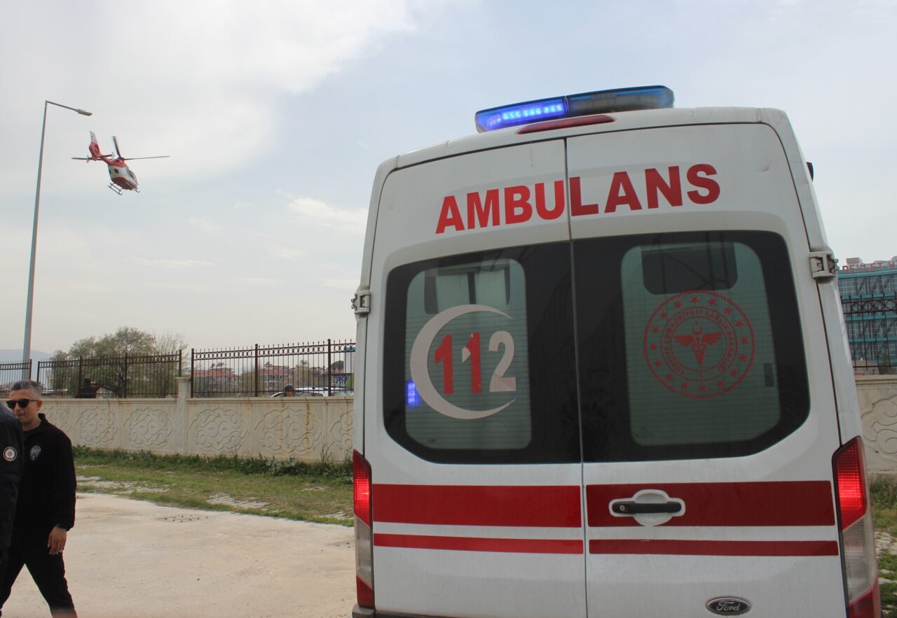 İzmir'in Ödemiş ilçesinde futbol müsabakasına, acil bir hastanın hava ambulansıyla
