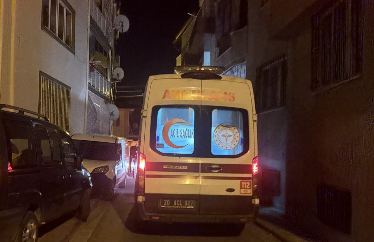 Denizli'nin Pamukkale ilçesinde tartıştığı oğlunu bıçakla yaralayan şüpheli gözaltına alındı.