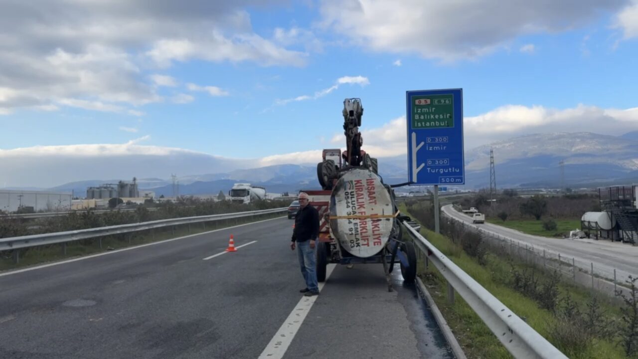 İzmir'in Kemalpaşa ilçesinde otomobil ile traktörün çarpıştığı trafik kazasında 2