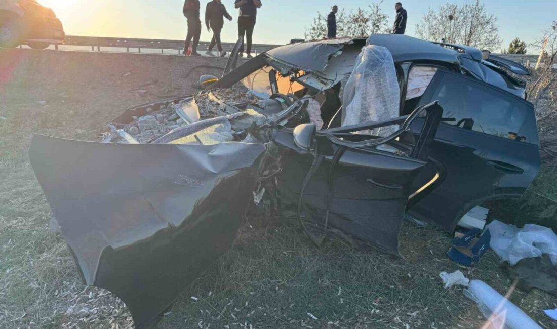 Afyonkarahisar’da otomobilin tıra çarpması sonucu meydana gelen trafik kazasında biri
