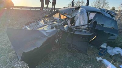 Afyonkarahisar’da otomobilin tıra çarpması sonucu meydana gelen trafik kazasında biri