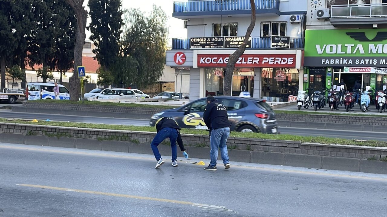 Aydın'ın Efeler ilçesinde, yolun karşısına geçmeye çalışan kadın, otomobilin çarpması