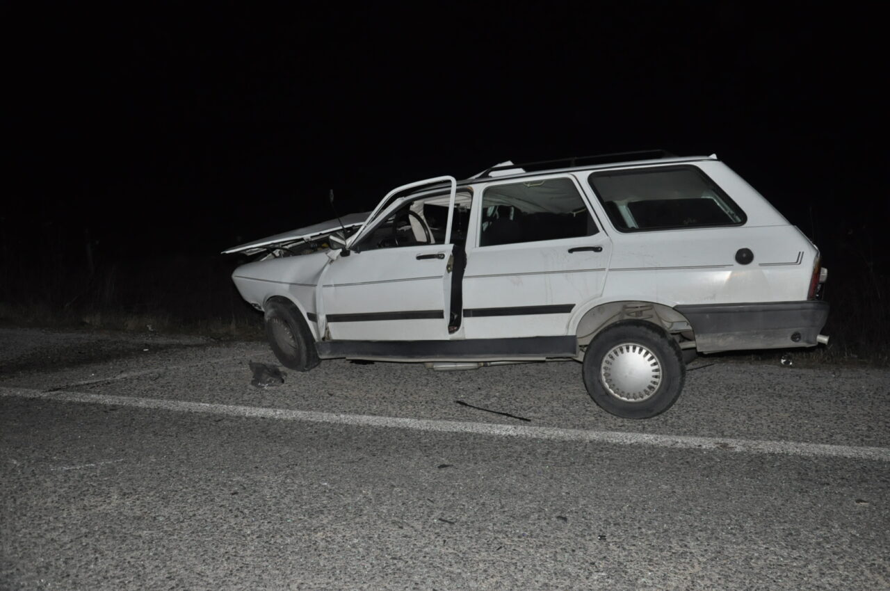 Manisa'nın Salihli ilçesinde, otomobilin arıza nedeniyle yol kenarında park halinde
