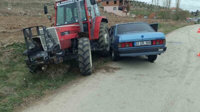 Afyonkarahisar’da otomobilin traktöre çarpması sonucu meydana gelen trafik kazasında 3