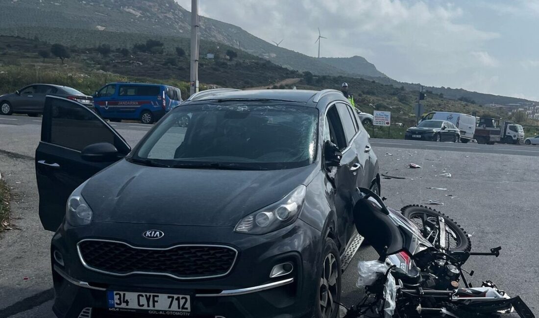 İzmir'in Foça ilçesinde otomobille çarpışan motosikletin sürücüsü ağır yaralandı.