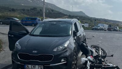 İzmir'in Foça ilçesinde otomobille çarpışan motosikletin sürücüsü ağır yaralandı.