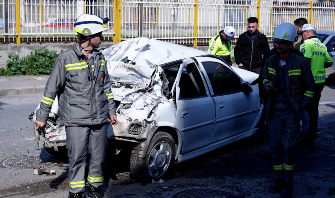 İzmir'in Buca ilçesinde park halindeki 5 araca çarpan otomobilin sürücüsü