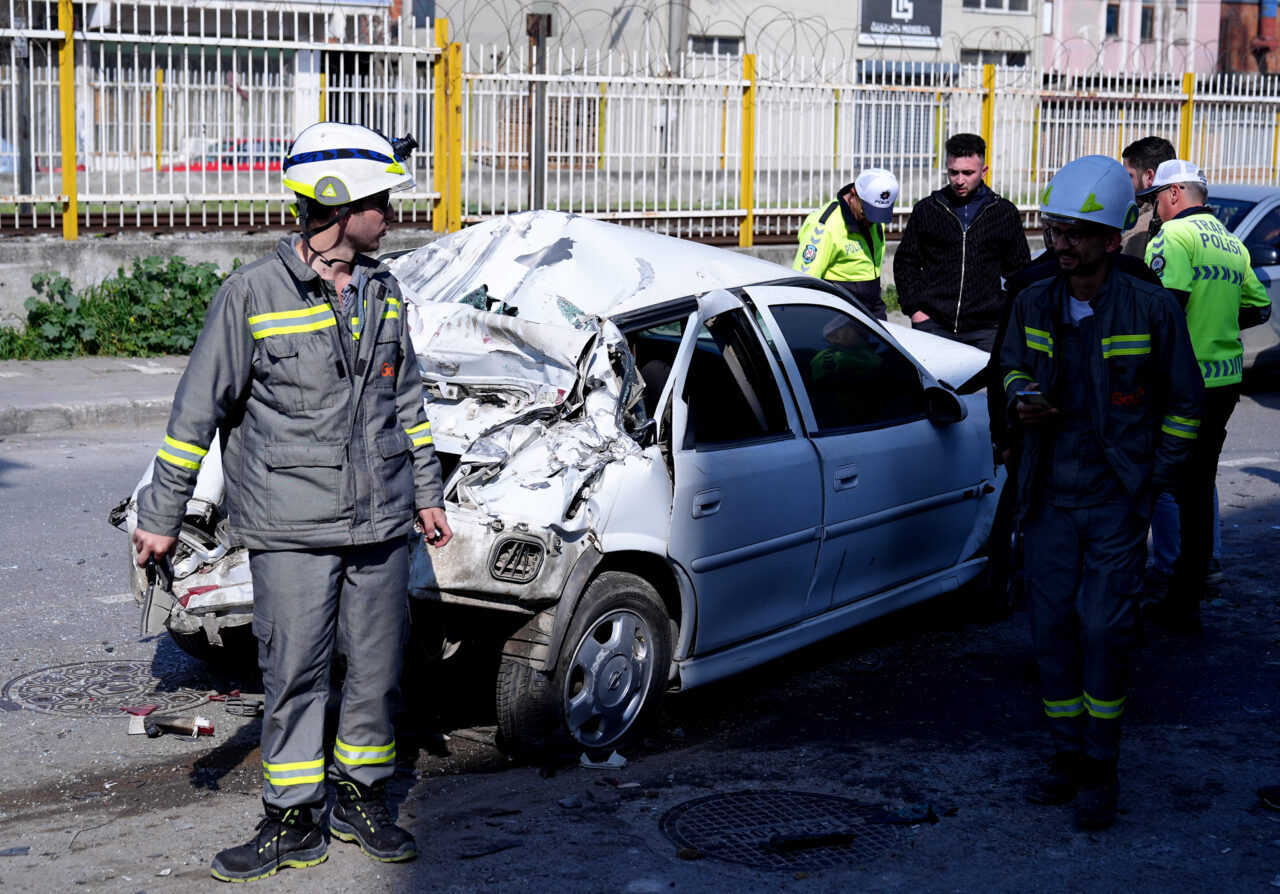 İzmir'in Buca ilçesinde park halindeki 5 araca çarpan otomobilin sürücüsü
