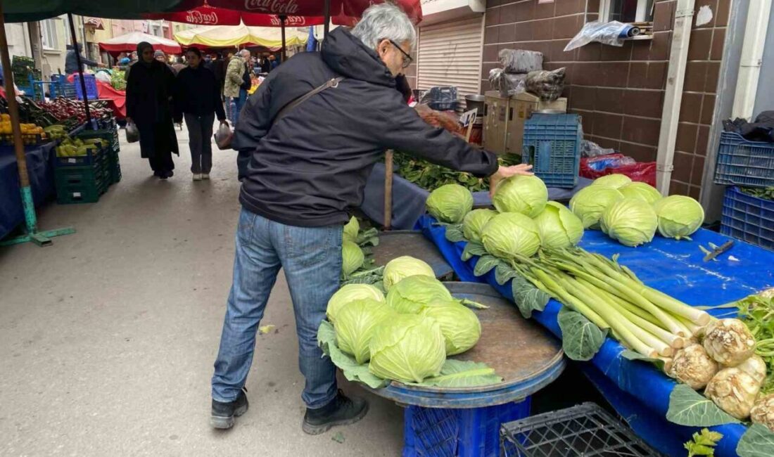 Eskişehir Yenibağlar semt pazarındaki bazı esnaf, Ramazan ayının gelmesiyle birlikte