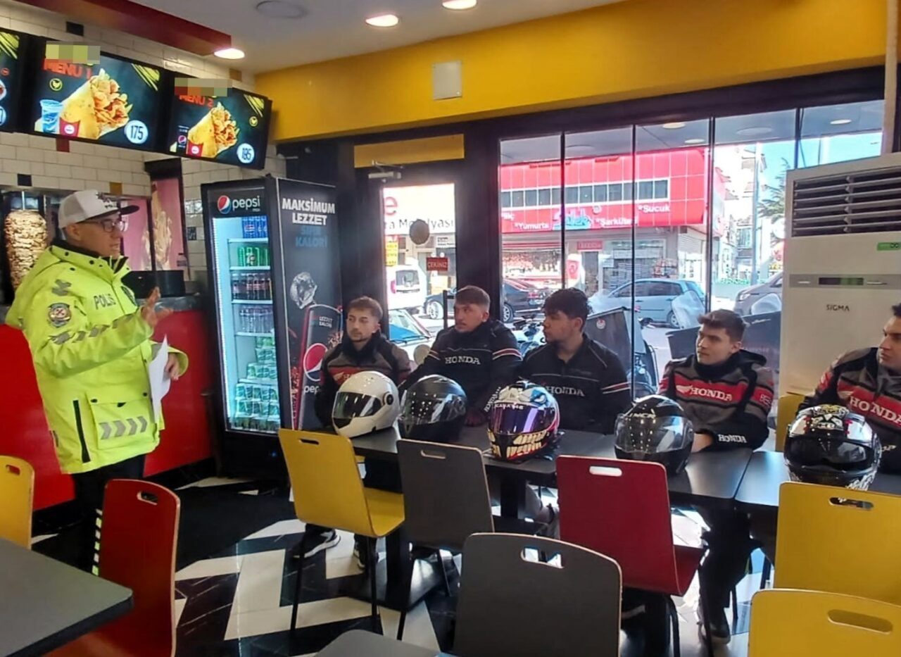 Afyonkarahisar’da polis tarafından 33 motokuryeye trafik eğitimi verildi.
