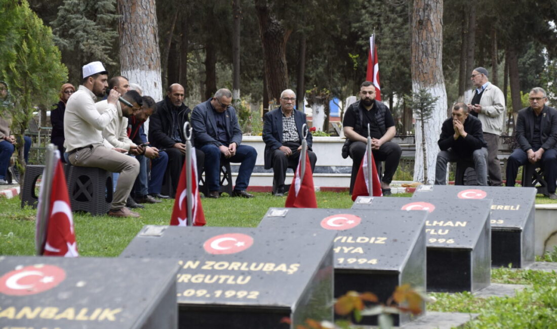 Ramazan Bayramı arifesinde şehitlik ziyareti yapıldı Manisa'nın Turgutlu ilçesinde Ramazan Bayramı arifesinde şehitlik ziyareti gerçekleştirildi.
Turgutlu Şehitliği'ne