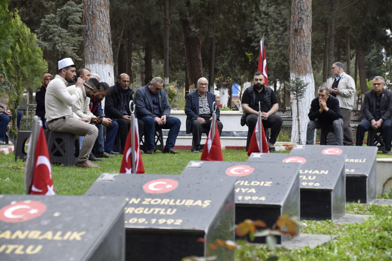 Manisa'nın Turgutlu ilçesinde Ramazan Bayramı arifesinde şehitlik ziyareti gerçekleştirildi.
Turgutlu Şehitliği'ne