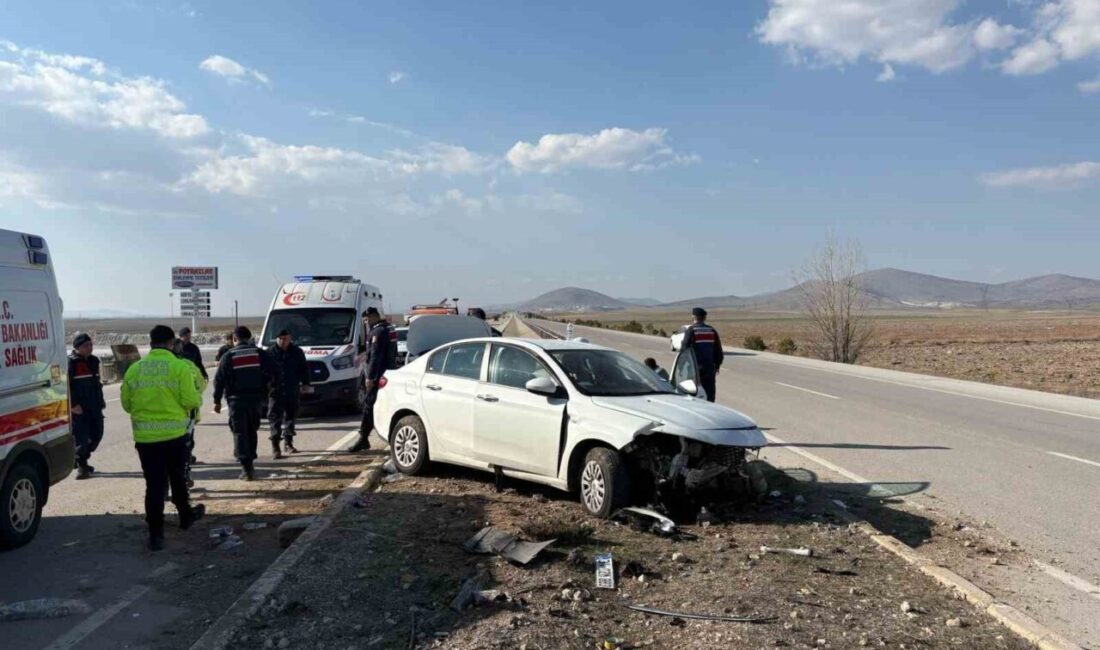 Afyonkarahisar’da kontrolden çıkarak refüje çarpan otomobilde 5 kişi yaralandı.
