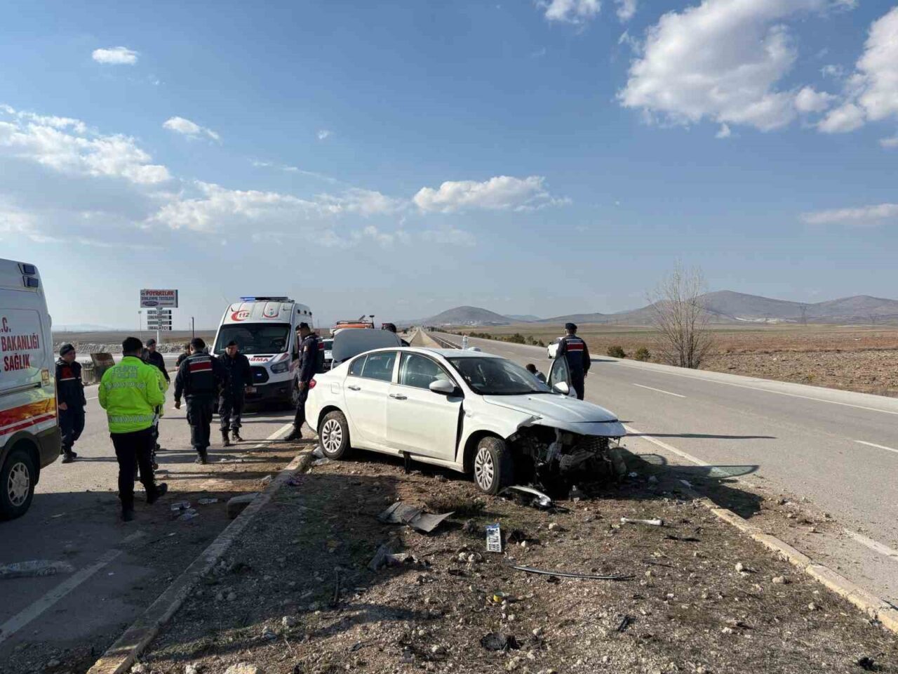 Afyonkarahisar’da kontrolden çıkarak refüje çarpan otomobilde 5 kişi yaralandı.
