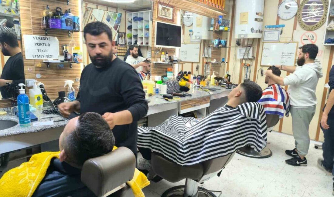Afyonkarahisar’da bayram tıraşını son güne bırakan bazı vatandaşlar bayramı kuaför