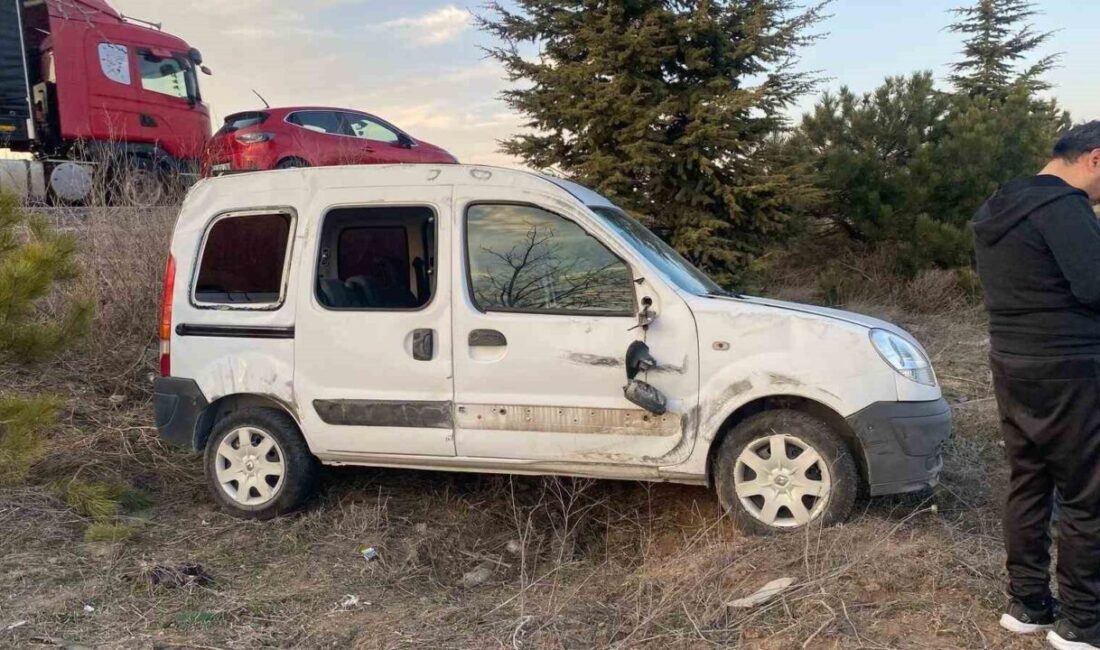 Afyonkarahisar’da kontrolden çıkarak yol kenarına devrilen hafif ticari araçta 2