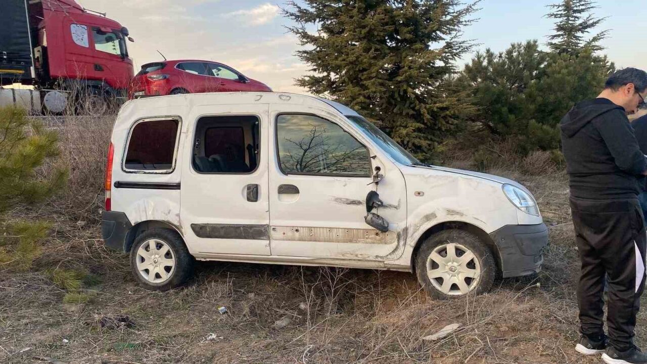 Afyonkarahisar’da kontrolden çıkarak yol kenarına devrilen hafif ticari araçta 2