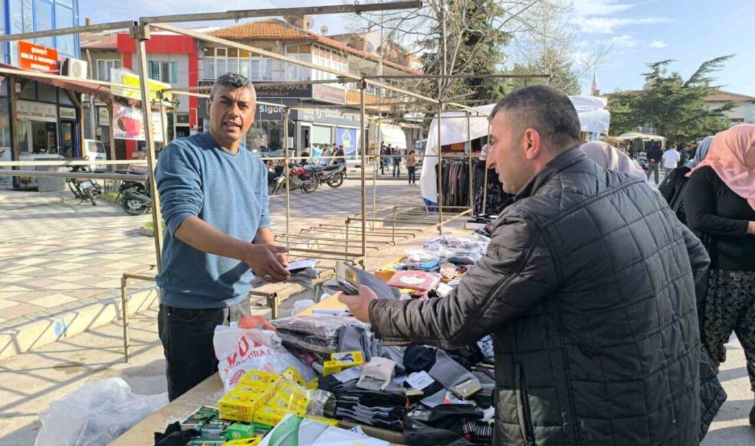 Afyonkarahisar’da kurulan semt pazarlarında vatandaşlar sebze ve meyveden daha çok