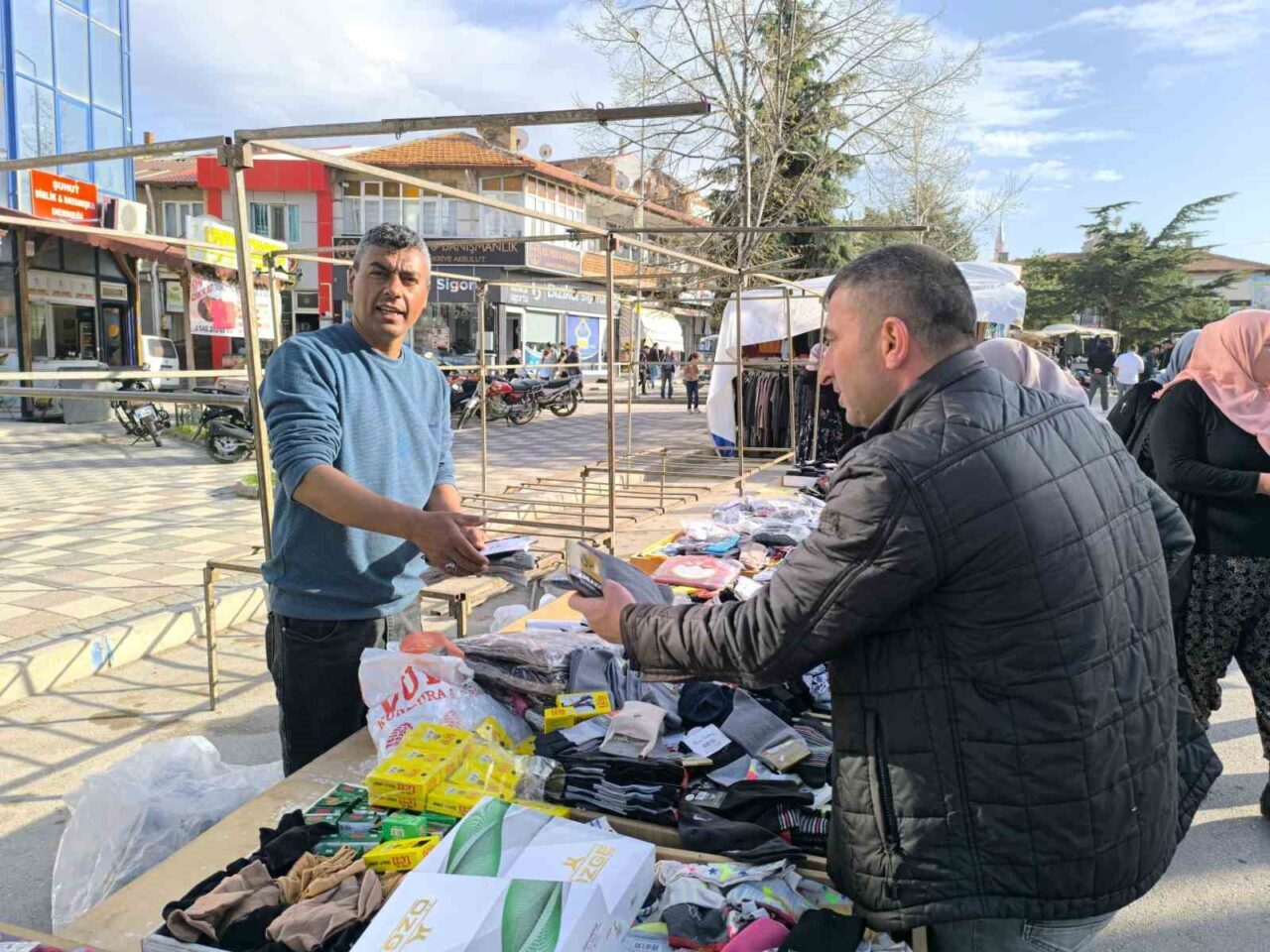 Afyonkarahisar’da kurulan semt pazarlarında vatandaşlar sebze ve meyveden daha çok