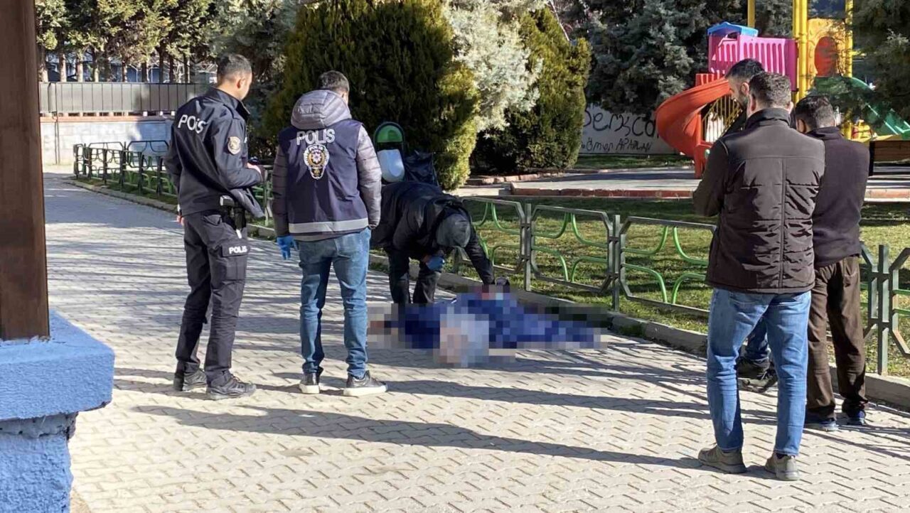 Eskişehir'in Yenibağlar Mahallesi'nde sabah saatlerinde sokak ortasında bir erkek cesedi