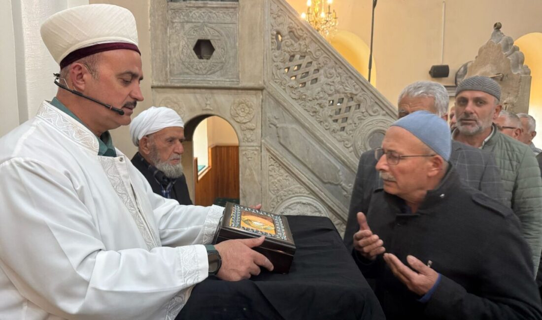 Aydın'ın Söke ilçesinde Kadir Gecesi dolayısıyla Koca Camisi'nde ziyarete açılan