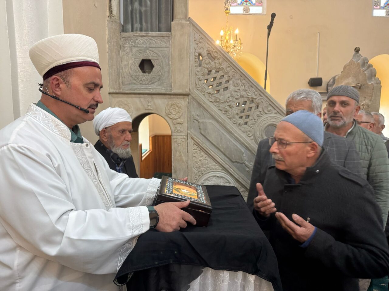 Aydın'ın Söke ilçesinde Kadir Gecesi dolayısıyla Koca Camisi'nde ziyarete açılan