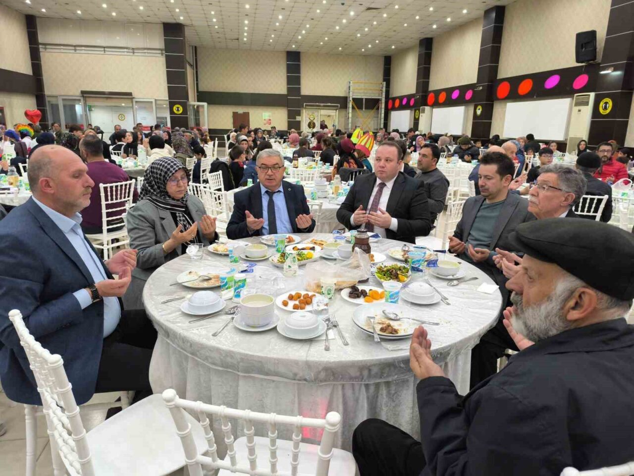 Afyonkarahisar’ın Şuhut ilçesinde yetim çocuklara yönelik yardım kampanyası gerçekleştirildi.