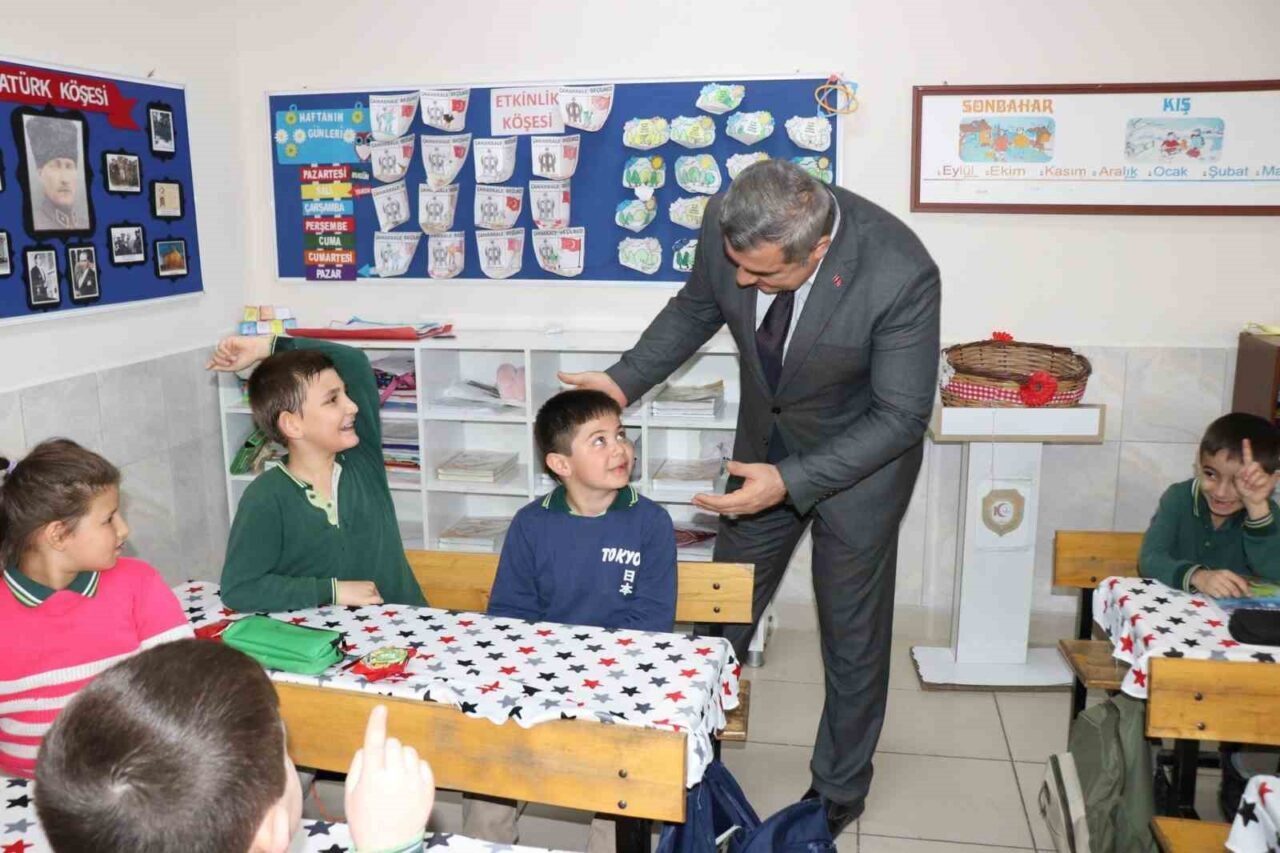 Afyonkarahisar İl Milli Eğitim Müdürü Miraç Sünnetci, Kazım Özer İlkokulu’nu