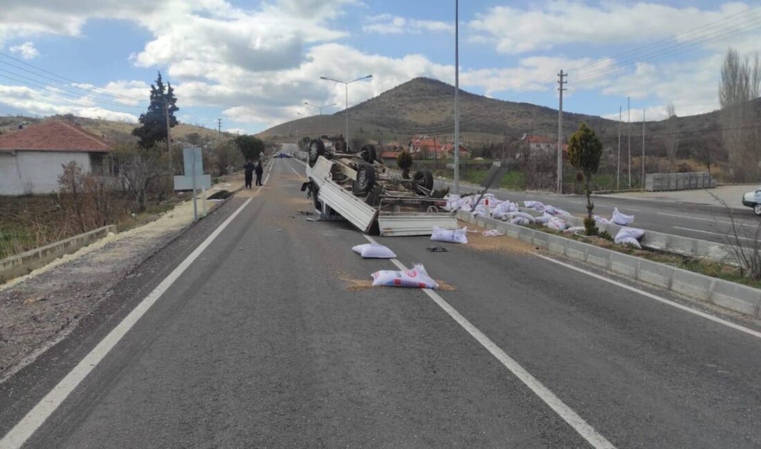 Uşak'ın Eşme ilçesinde takla atan yem yüklü kamyonetteki 3 kişi