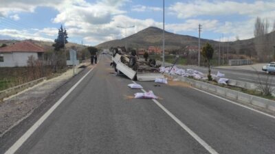 Uşak'ın Eşme ilçesinde takla atan yem yüklü kamyonetteki 3 kişi