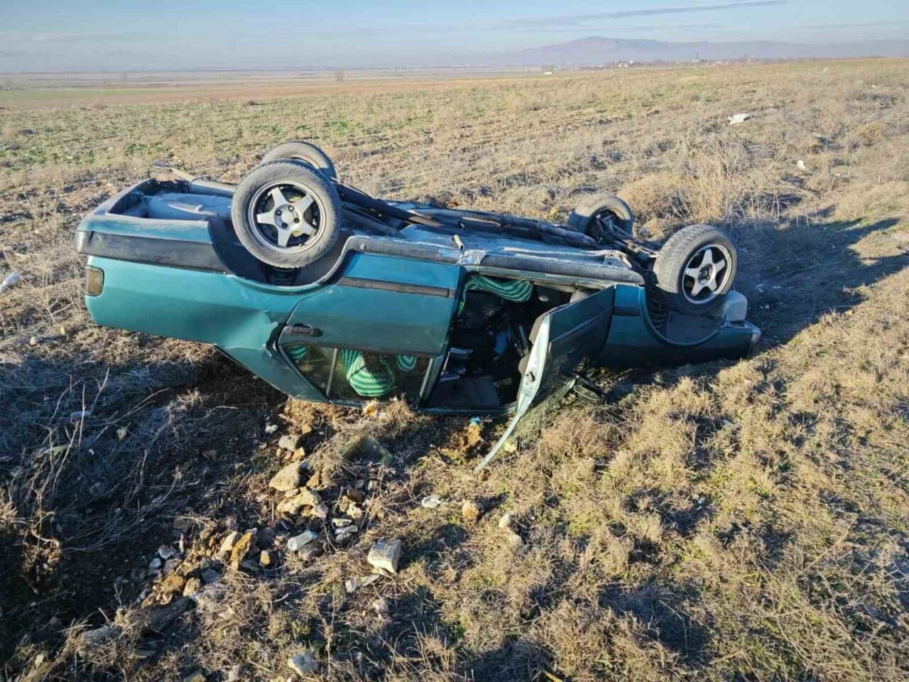 Afyonkarahisar’da kontrolden çıkarak takla atan otomobilde şans eseri ölen ya