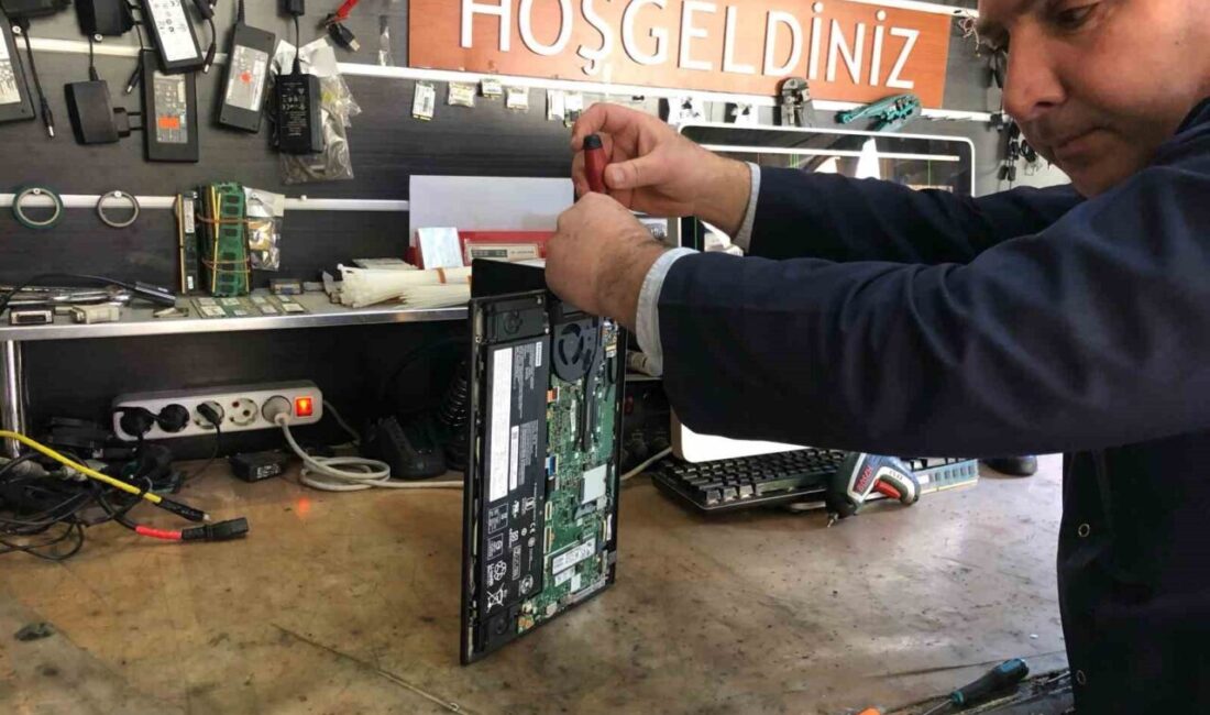 Eskişehirli esnaf İsmail Demirkapı, insanların teknolojik cihazlarını tamir etmeye çalışırken