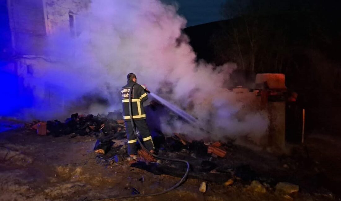 Afyonkarahisar’da bir evin bahçesinde bulunan tandır çıkan yangında kullanılamaz hale