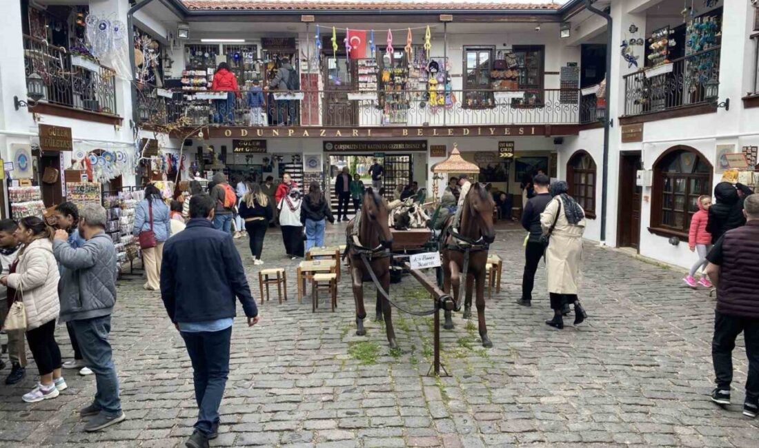 Tarihi Odunpazarı Evleri’nde bayram yoğunluğu Ramazan Bayramı’nda Eskişehir’e gelen turistler Tarihi Odunpazarı Evleri Bölgesi’nde yoğunluk