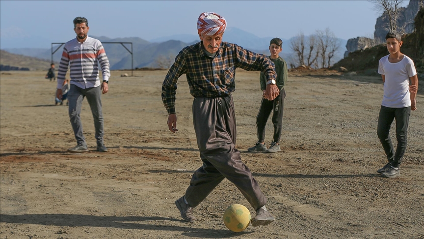 Hakkari'nin Derecik ilçesinde yöresel kıyafetleriyle toprak ve halı sahalarda gençlerle